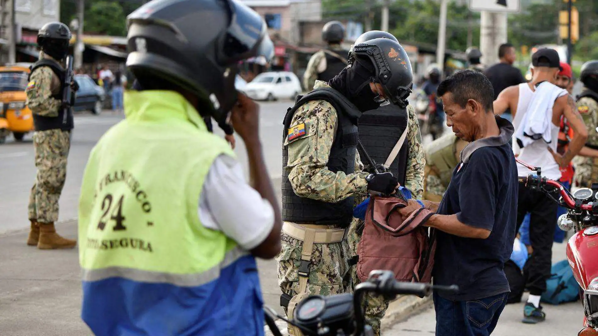 Enfrentamientos a tiros en cárcel de Ecuador dejan 12 presos muertos